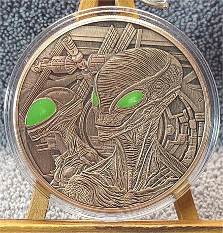 Glowing Eyes Alien - 5 AVDP oz, .999 Copper Round